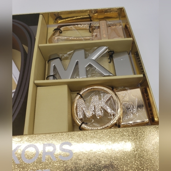 1670- MICHAEL Michael Kors 6 In 1 Reversible Belt Set NWT - Picture 7 of 12